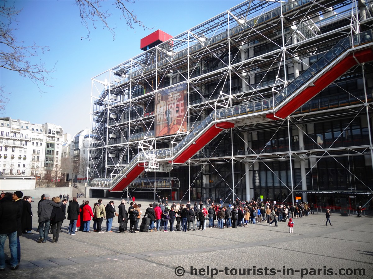 Warteschlange vor dem Centre Pompidou in Paris
