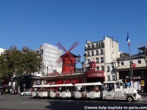 Moulin Rouge mit Touristenzug