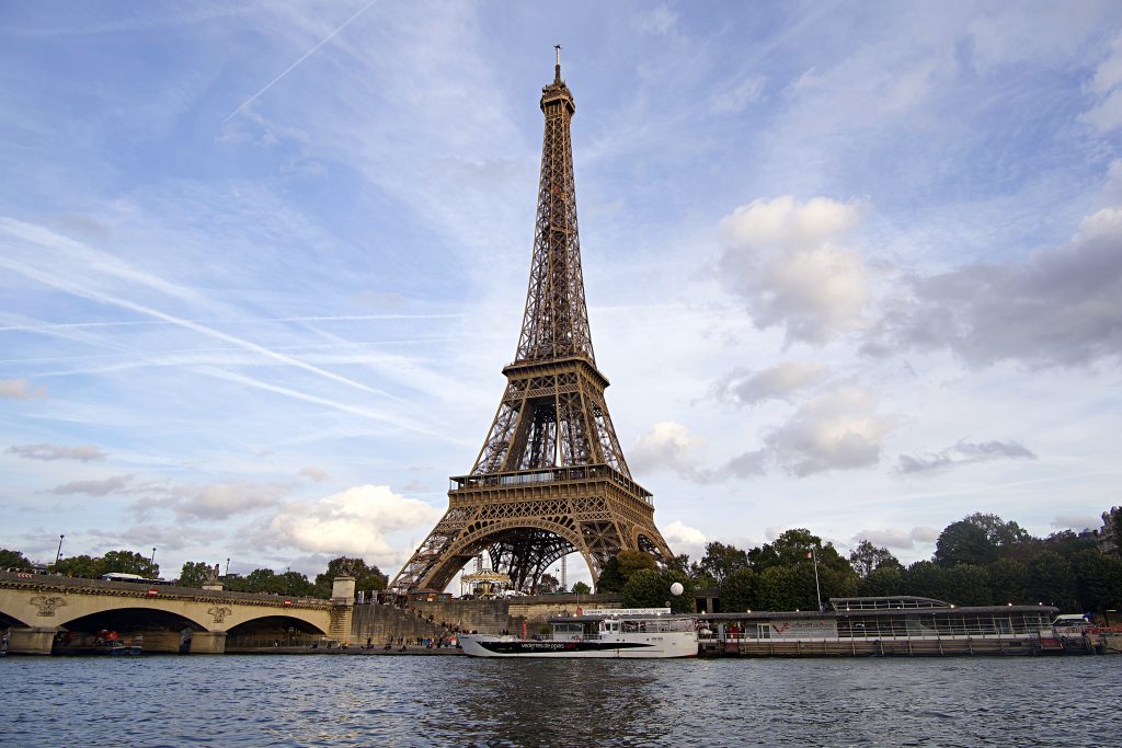 Boot in Paris vor Eiffelturm