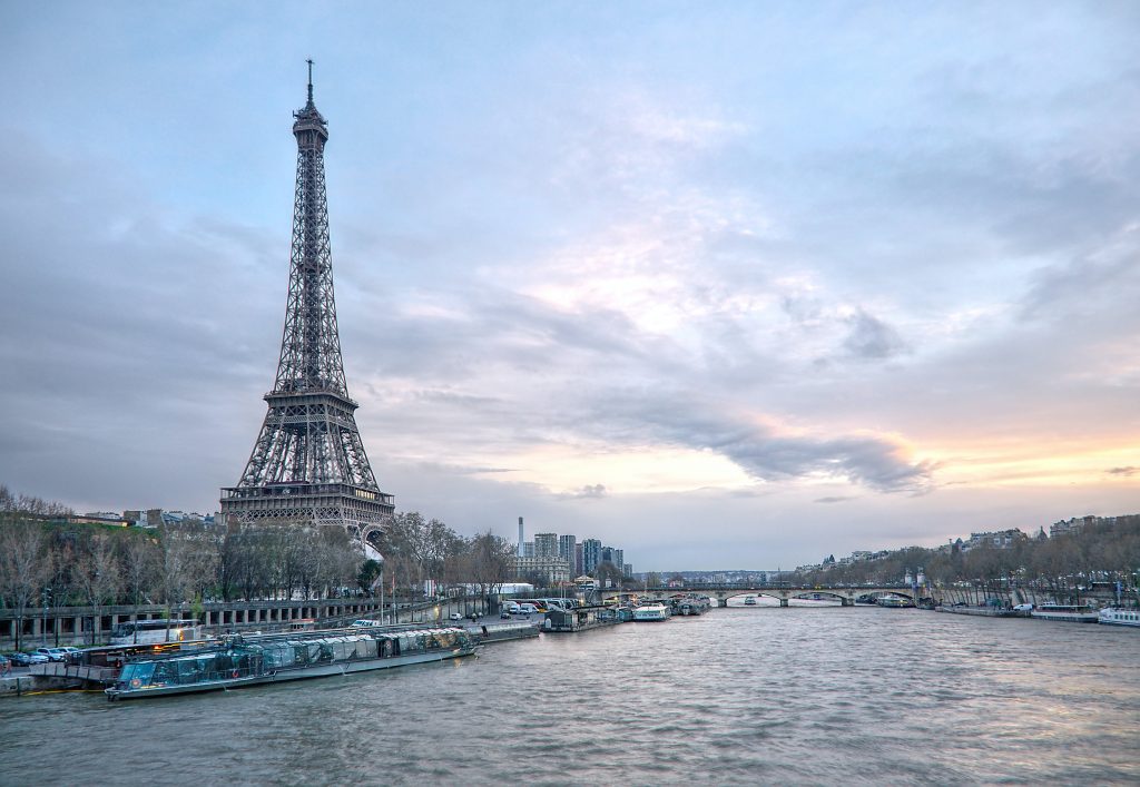 Boot vor dem Eiffelturm Paris