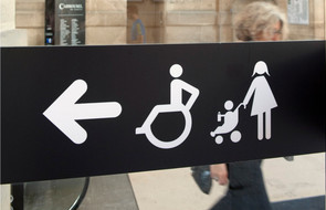 Behindertengerechter Zugang zu Pariser sehenswürdigkeiten