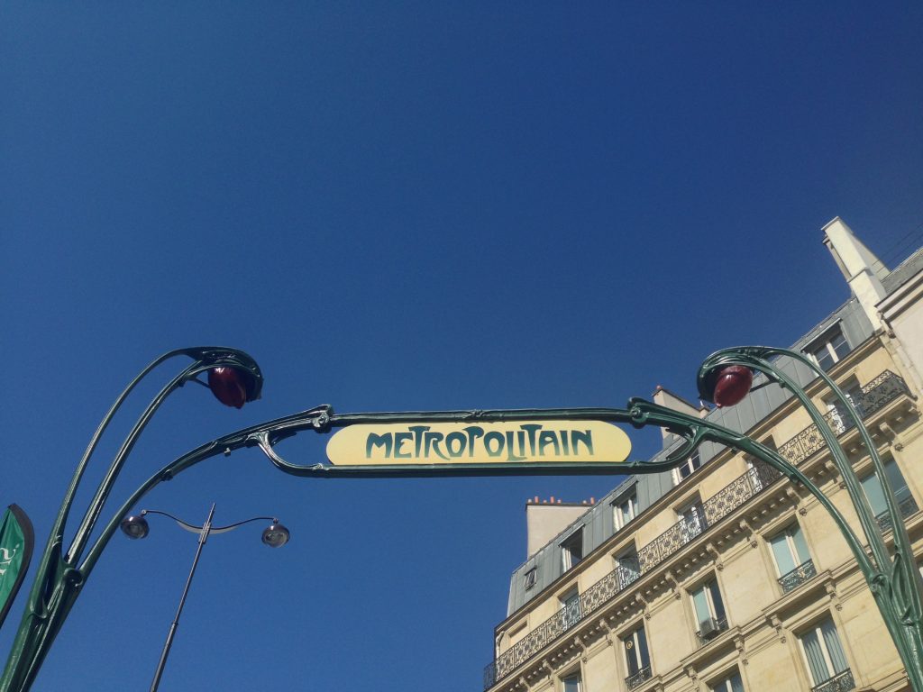 Die Metro in Paris einfach erklärt! Touristen in Paris