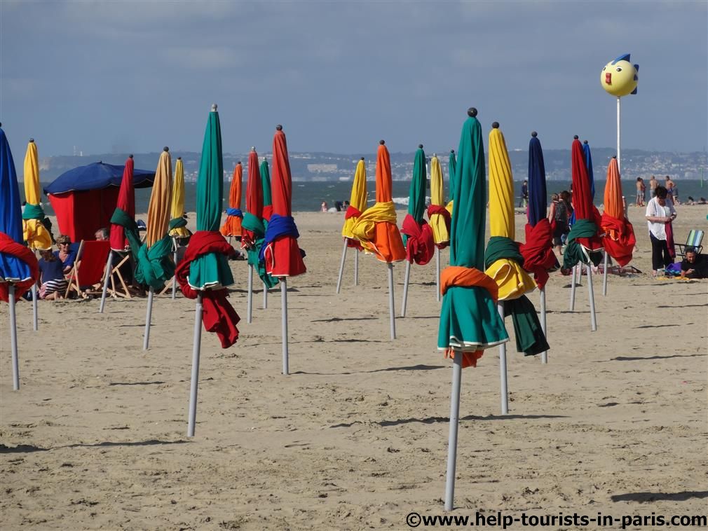 Strand von Deauville mit Sonnenschirmen