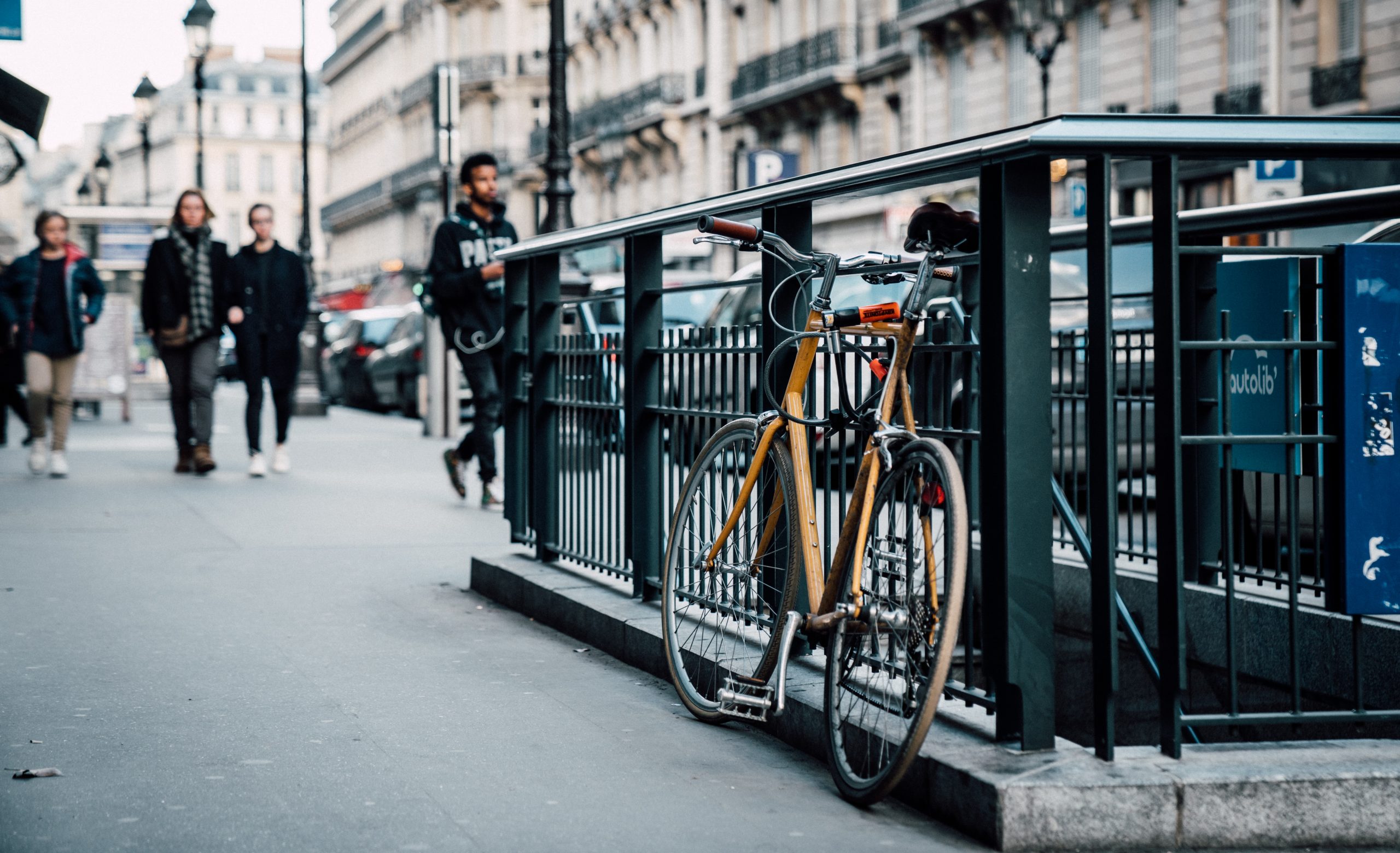 Fahrrad vor Metroeingang