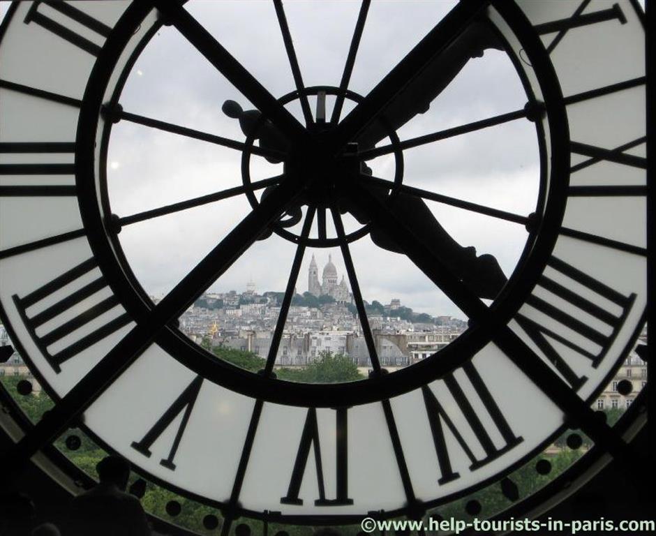 Blick aus dem Musee d'Orsay auf Sacré Coeur in Paris