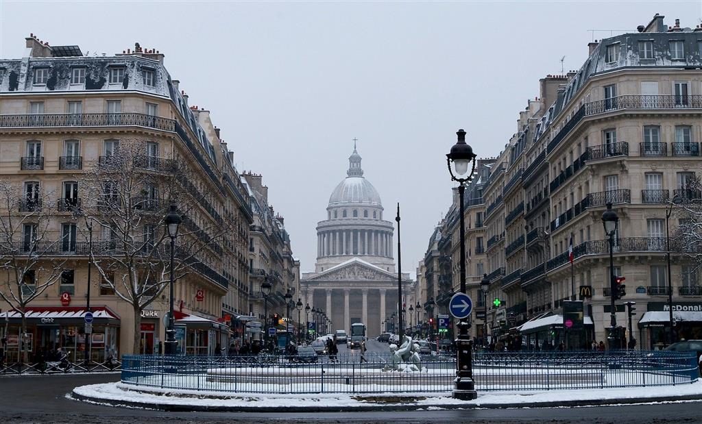 Eine Winterreise nach Paris, um die Weihnachtseinkäufe zu erledigen.