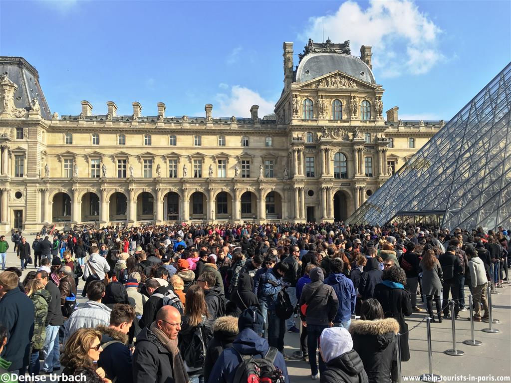 Warteschlangen am Louvre in Paris