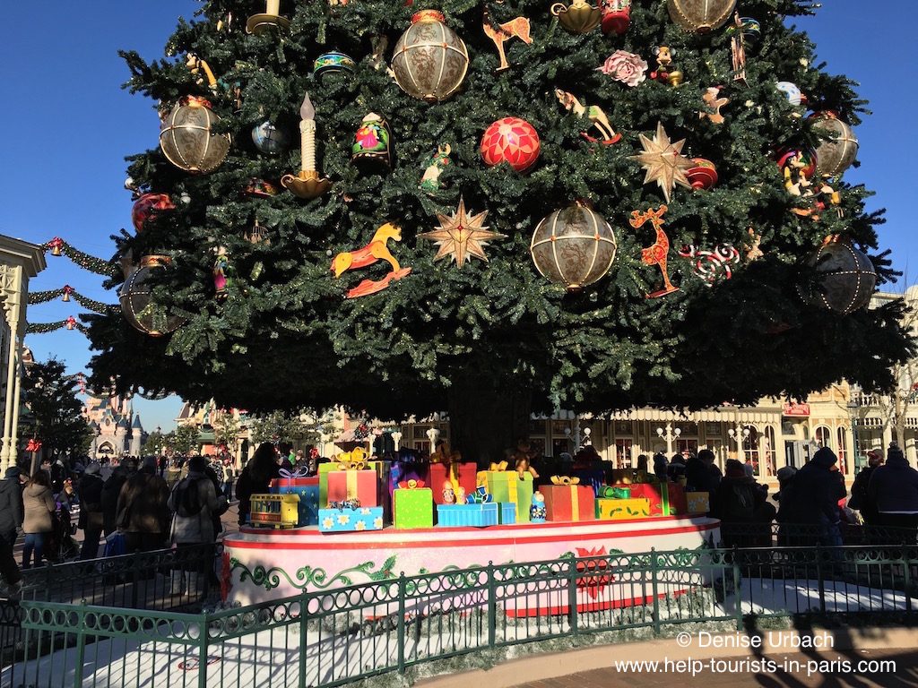 weihnachtsbaum-mit-geschenken-disneyland-paris