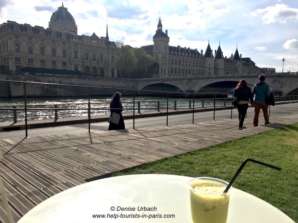 Drink geniessen am Seineufer in Paris