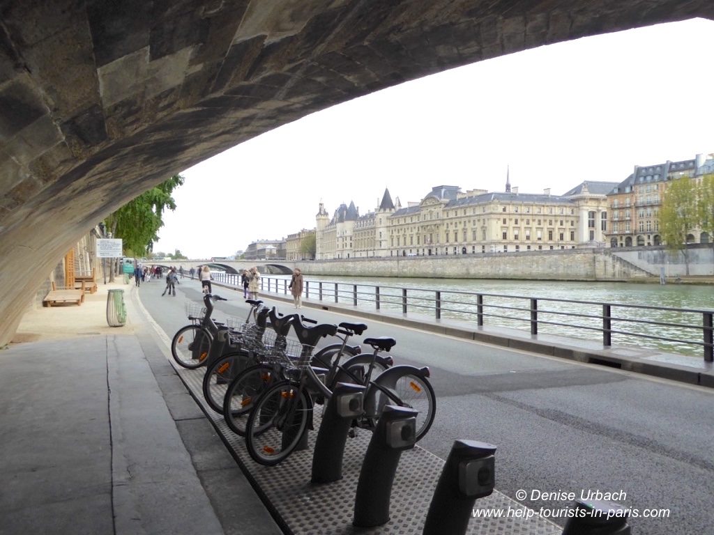 Fahrradstation an der Seine in Paris