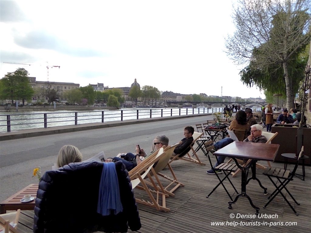 Liegestühle an der Seine in Paris