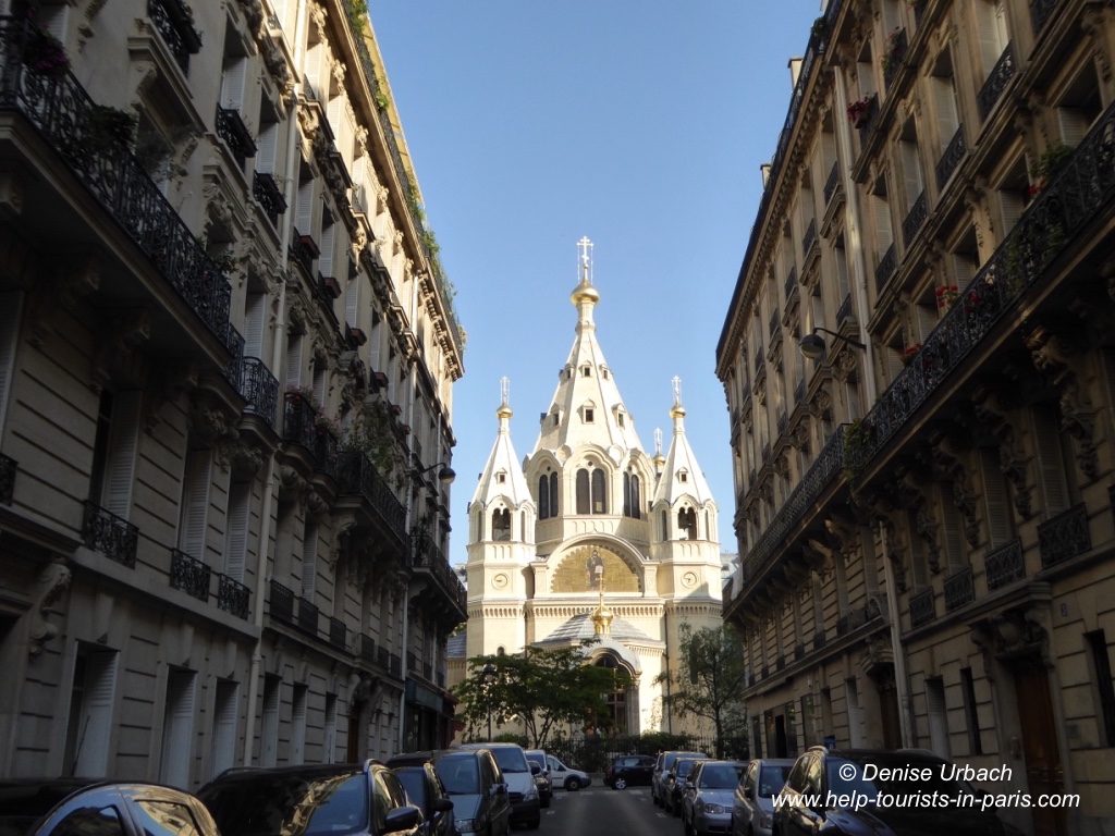 Alexandre Nevsky Kirche zwischen Häusern in Paris