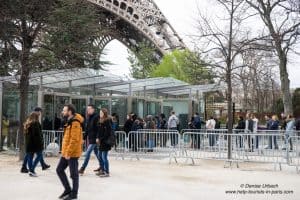 Eiffelturm_Eingang_Warteschlange