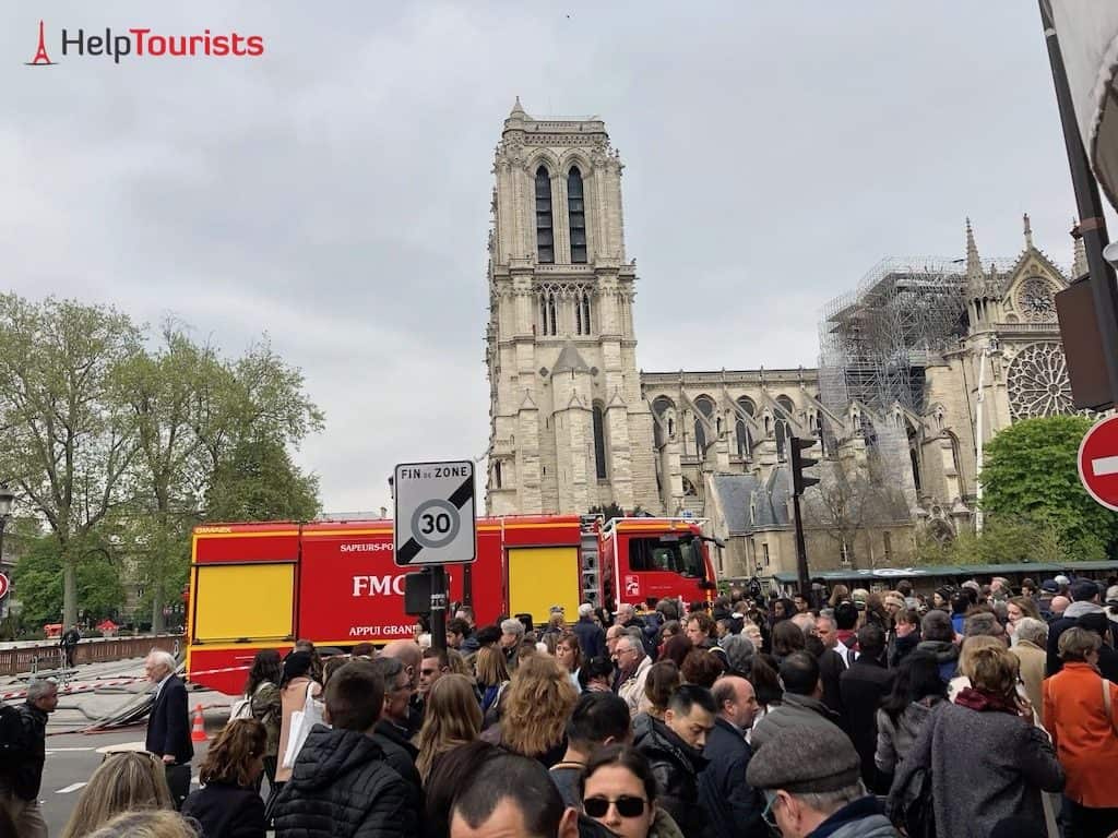Menschen vor Notre Dame nach Feuer