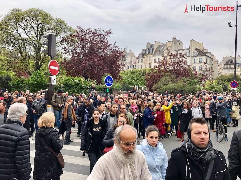 Menschenmenge vor Notre Dame