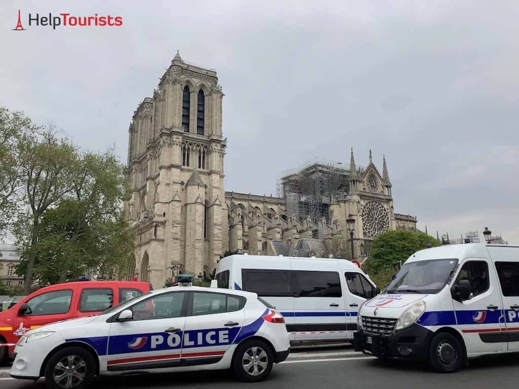 Polizei vor Notre Dame nach Brand