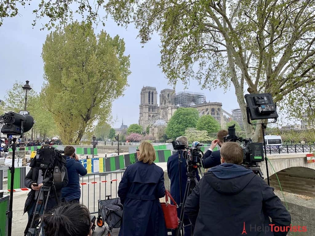 TV Teams vor Notre Dame am Tag nach Brand
