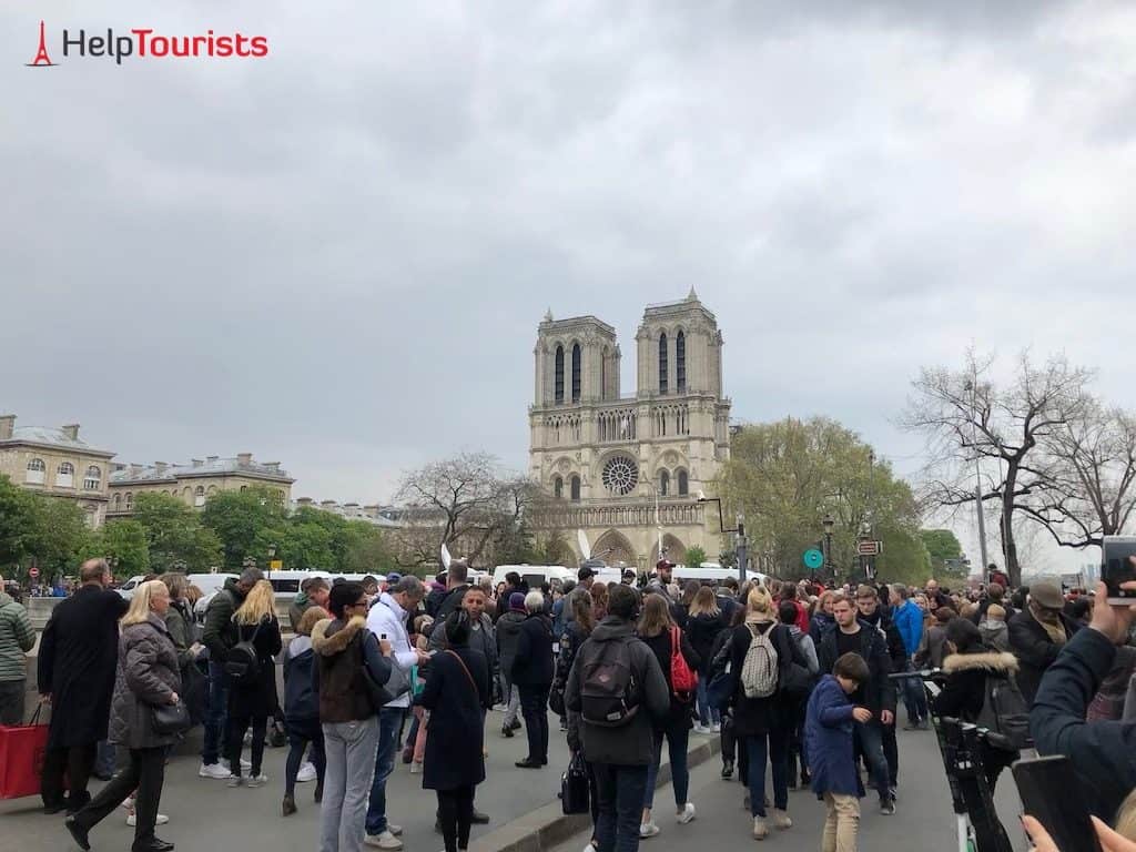 Viele Menschen vor Notre Dame