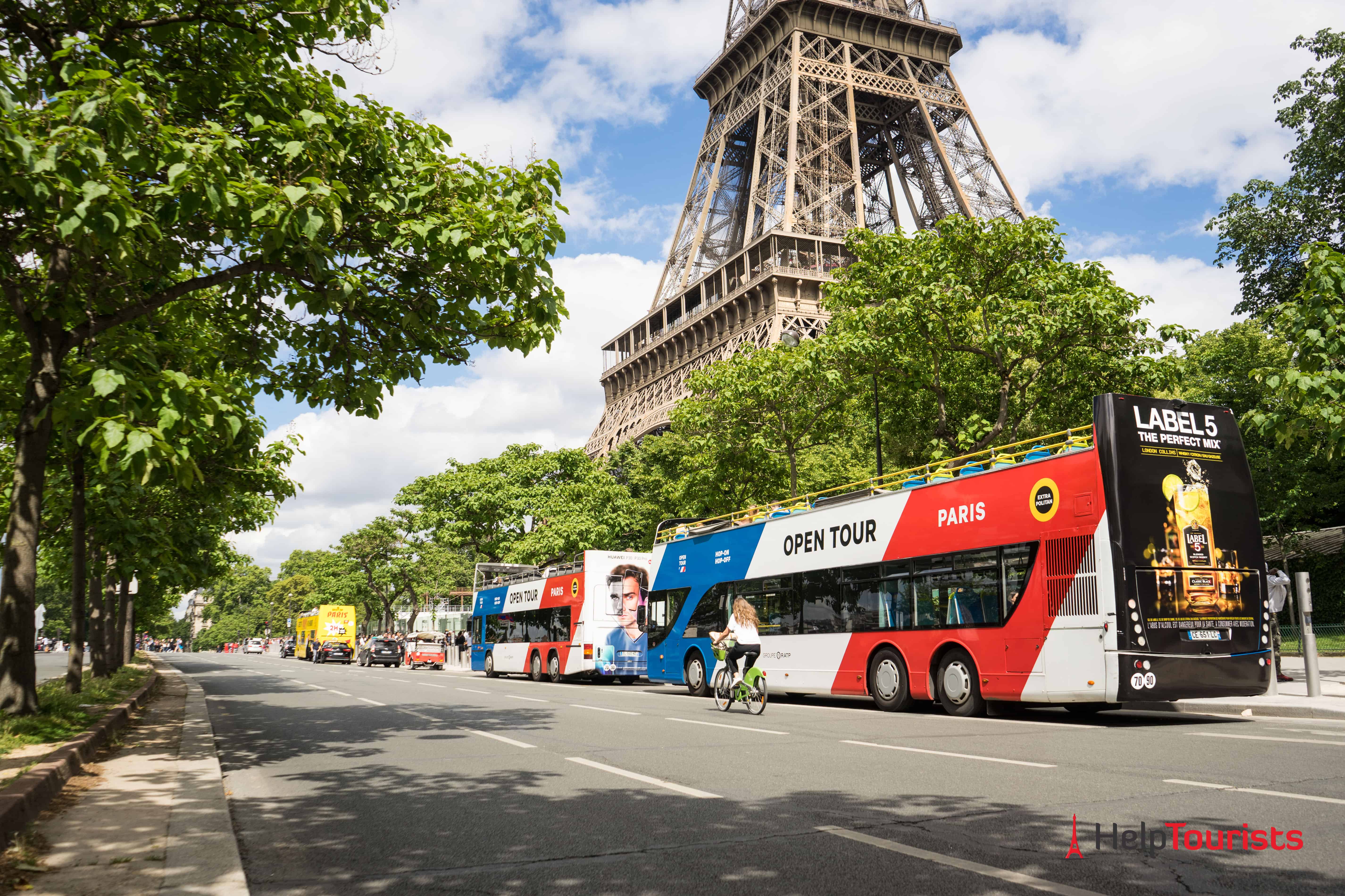 Hop on Hop off Paris: Bus vor Eiffelturm