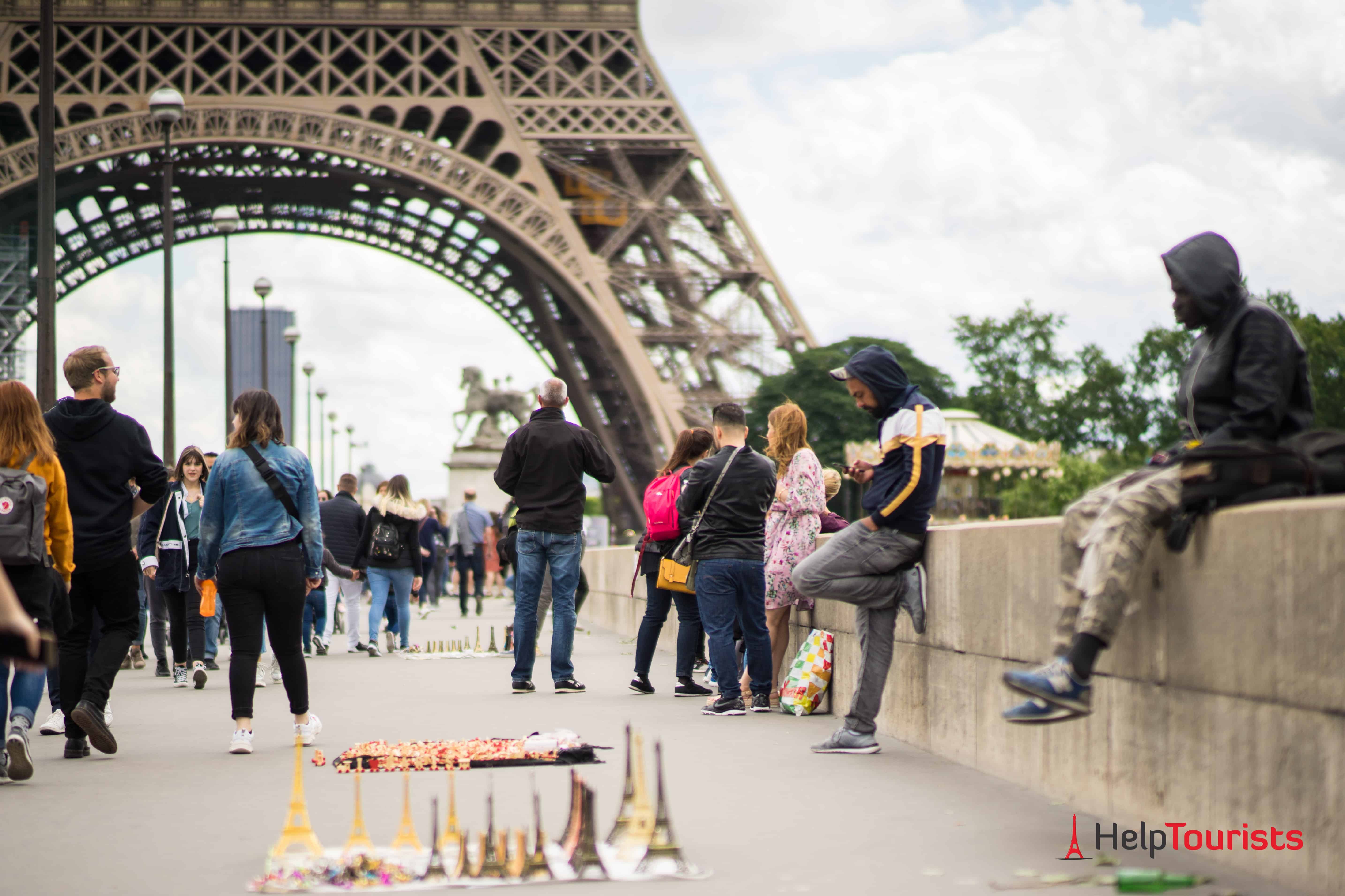 PARIS_Eiffelturm_Strassenverkaeufer_l