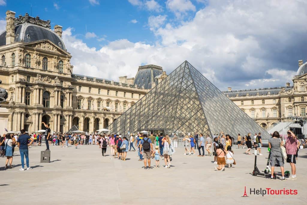PARIS_Louvre_Platz_gesamt_l