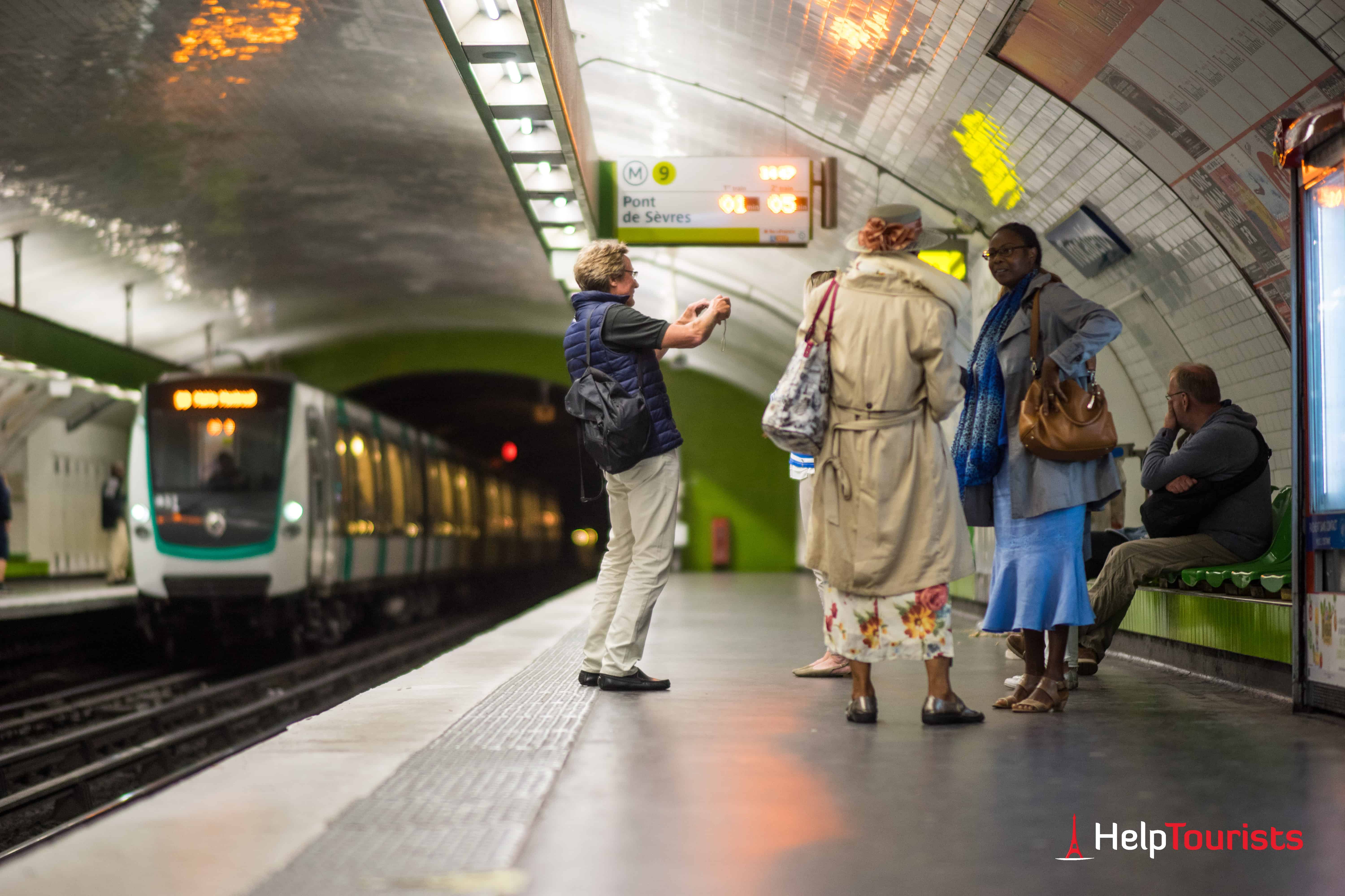 PARIS_Metro_Innen_Bahnsteig_l