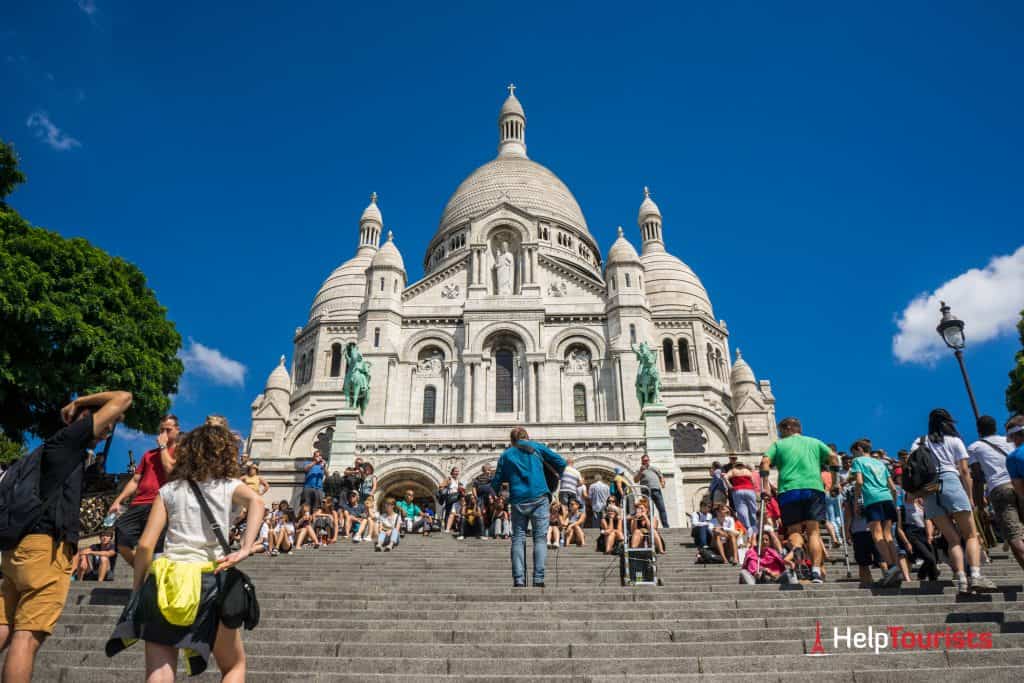 Paris Sehenswürdigkeiten: Sacré-Coeur mit Musiker auf den Treppen
