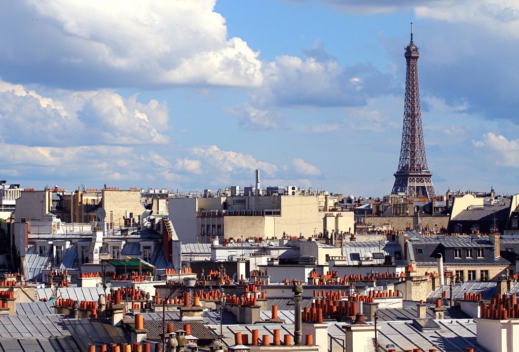 Eiffelturm über den Dächern von Paris