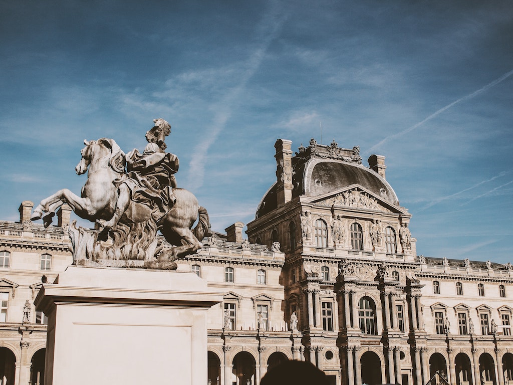 Louvre von aussen