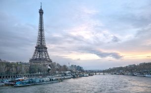 Eiffelturm Ticket ohne Anstehen: Boot vor dem Eiffelturm Paris