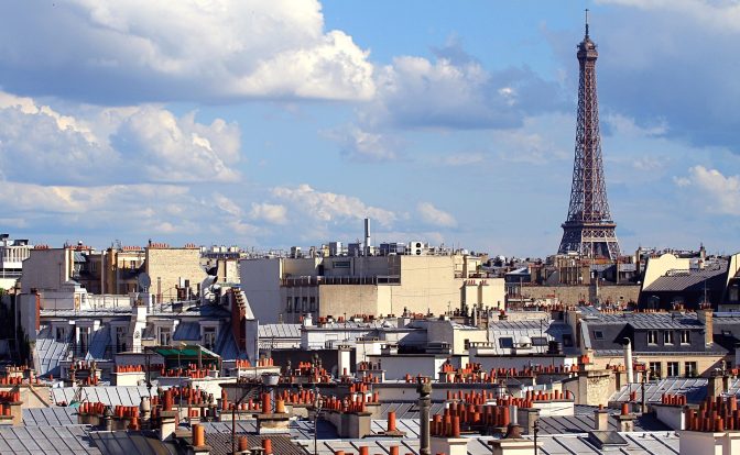 Eiffelturm über den Dächern von Paris